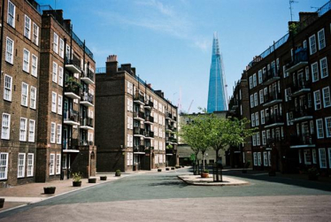 Im Schatten der Glitzerhochhäuser wird es in Londons Wohngebieten immer ungemütlicher Im Schatten der Glitzerhochhäuser wird es in Londons Wohngebieten immer ungemütlicher