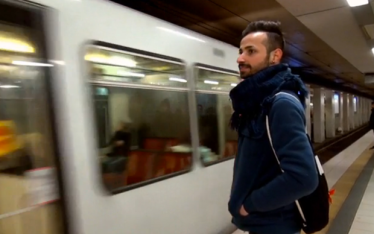 Flüchtling in Köln steigt in die U-Bahn Flüchtling in Köln steigt in die U-Bahn