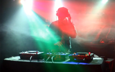 DJ im Pariser Nachtleben DJ im Pariser Nachtleben