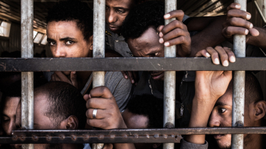 Inhaftierte Männer aus Eritrea in einer  Zelle in einem Haftzentrum in der Nähe von Gharyan, Libyen