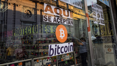 Geschäft mit Bitcoin Zeichen im Schaufenster in El Salvador