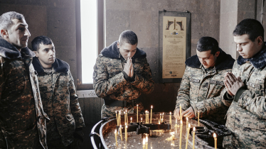 Soldaten während des Gottesdienstes in der St. Gayane-Kirche in Jermuk Soldaten während des Gottesdienstes in der St. Gayane-Kirche in Jermuk