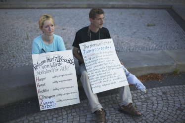Montagsdemonstration (gegen Hartz IV), Magdeburg, Sachsen-Anhalt, August 2004 ( Foto: Maurice Weiss/OSTKREUZ ) Montagsdemonstration (gegen Hartz IV), Magdeburg, Sachsen-Anhalt, August 2004 ( Foto: Maurice Weiss/OSTKREUZ )