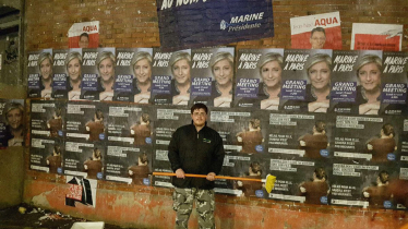 Wahlkämpfer des Front National vor einer Plakatwand Wahlkämpfer des Front National vor einer Plakatwand