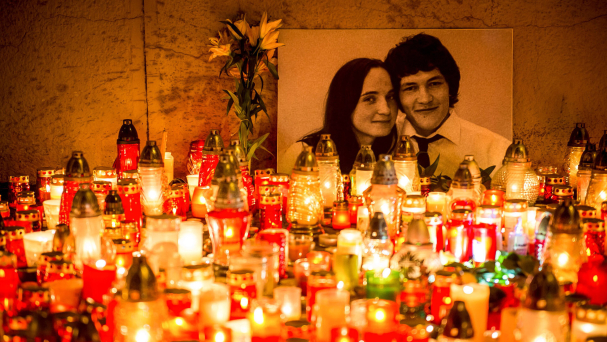 Kerzen vor einem Porträt des Journalisten Ján Kuciak und seiner Freundin Martina Kušnírová