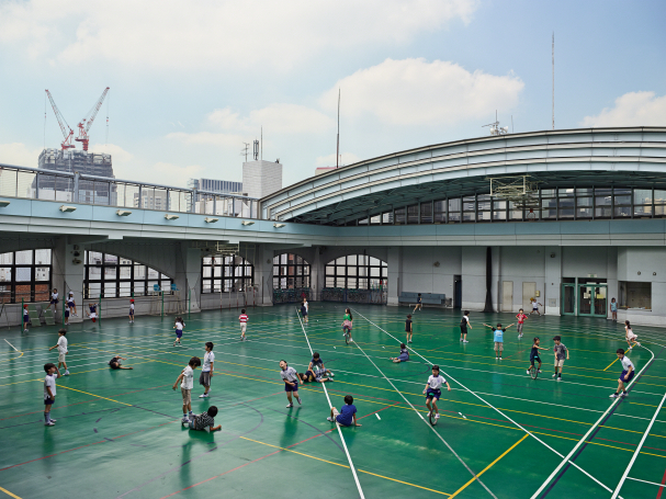 Kinder auf einem Schulhof in Japan