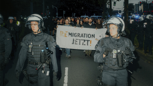 Blick auf die Demonstration unter dem Motto "Remigration jetzt!" zu der rechte bis extrem Rechte Gruppen aufgerufen hatten