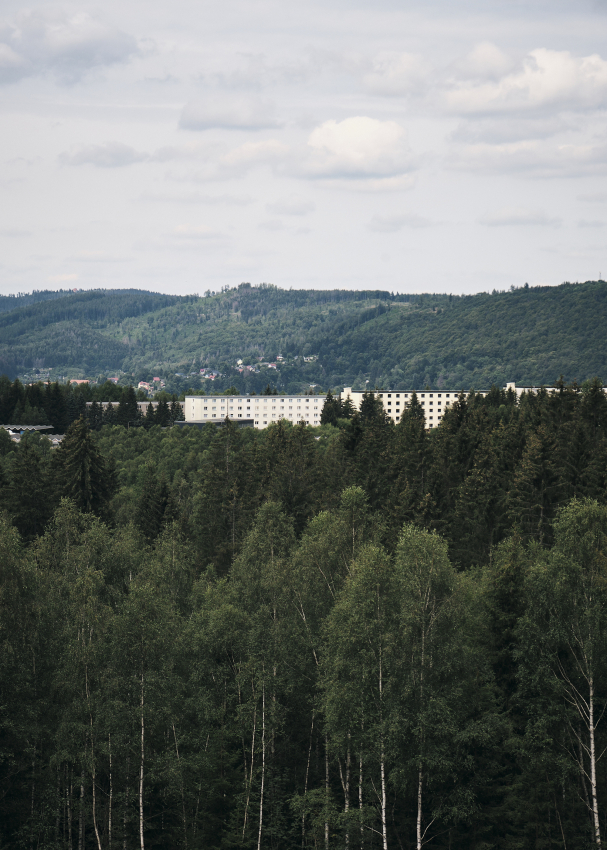 Die Häuser der Erstaufnahmeeinrichtung Suhl, mit dem umliegenden Thüringer Wald
