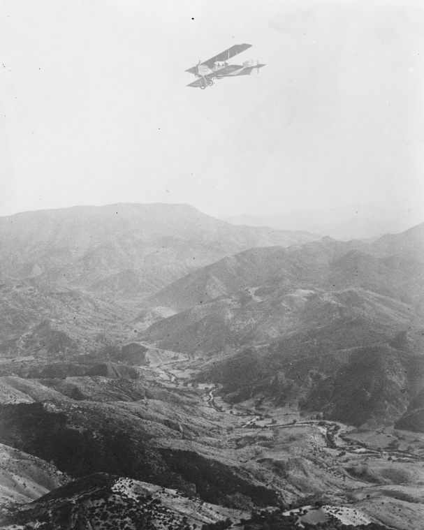Eine der Bombenmaschinen, die von einem anderen Flugzeug der Staffel über Chechaouen aus der Luft fotografiert wurde