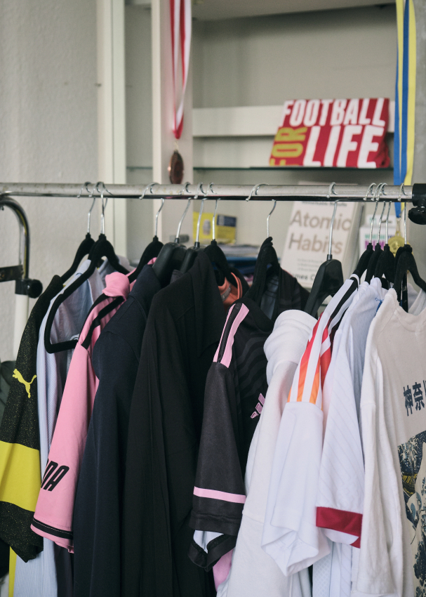 In Kians Zimmer hängen mehrere Fußballtrikots auf einer Kleiderstange