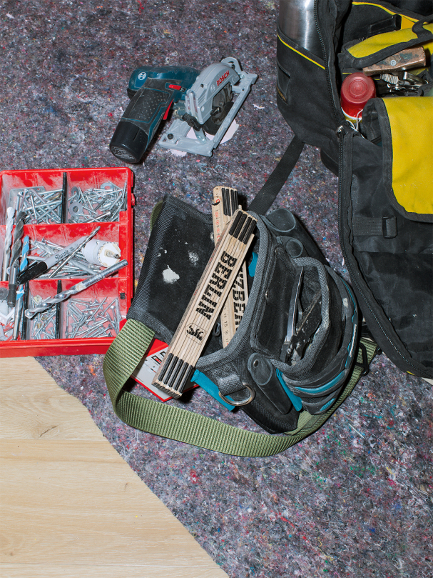 Werkzeuge und Schrauben auf einer Packdecke