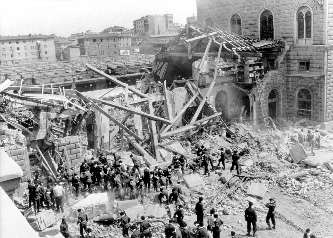 Blick auf die Zerstörungen. Am 2. August 1980 verübten Rechtsextremisten einen Bombenanschlag auf den Bahnhof von Bologna, 85 Menschen starben.  (Foto: dpa)