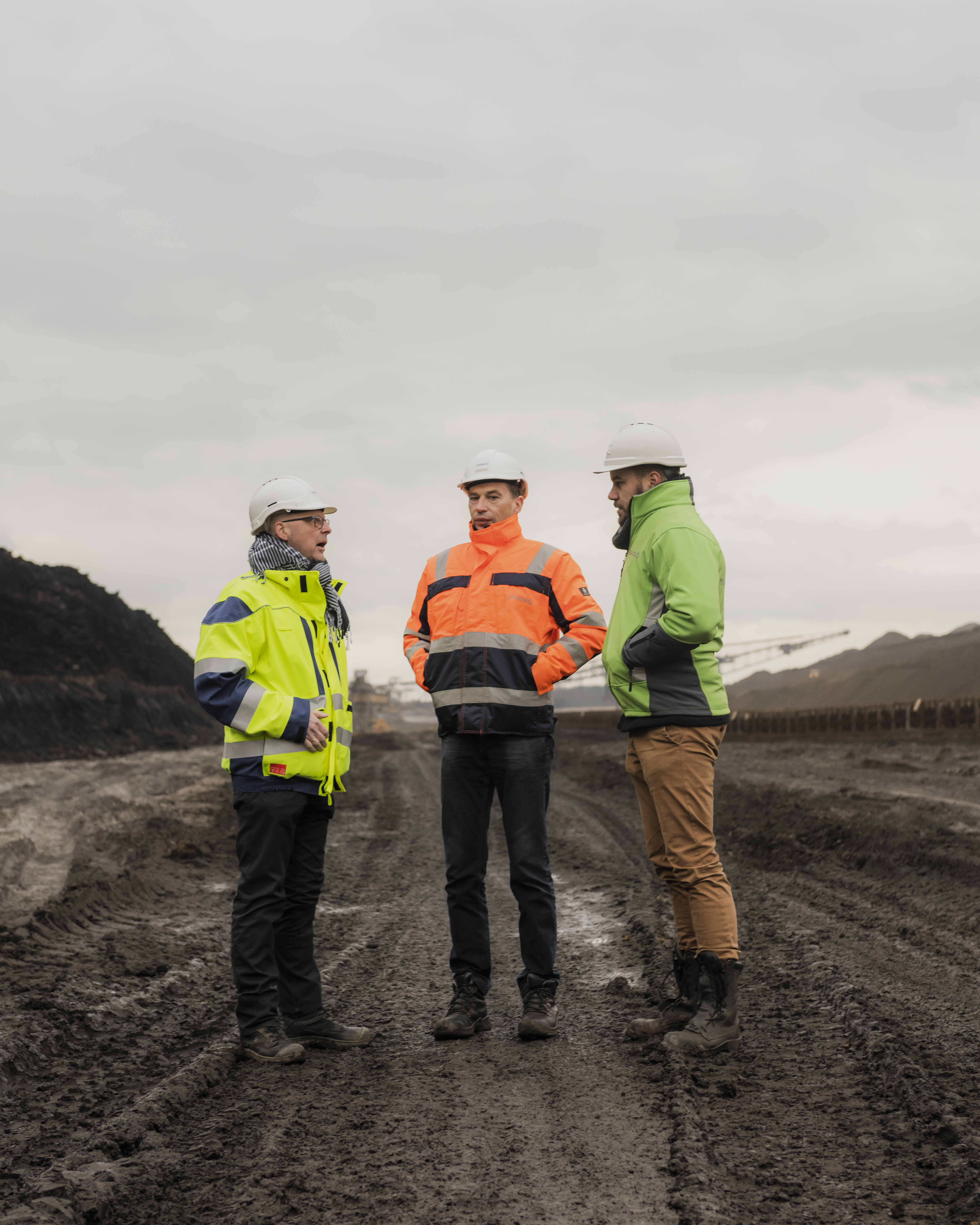Drei Arbeiter an der Abbaustelle