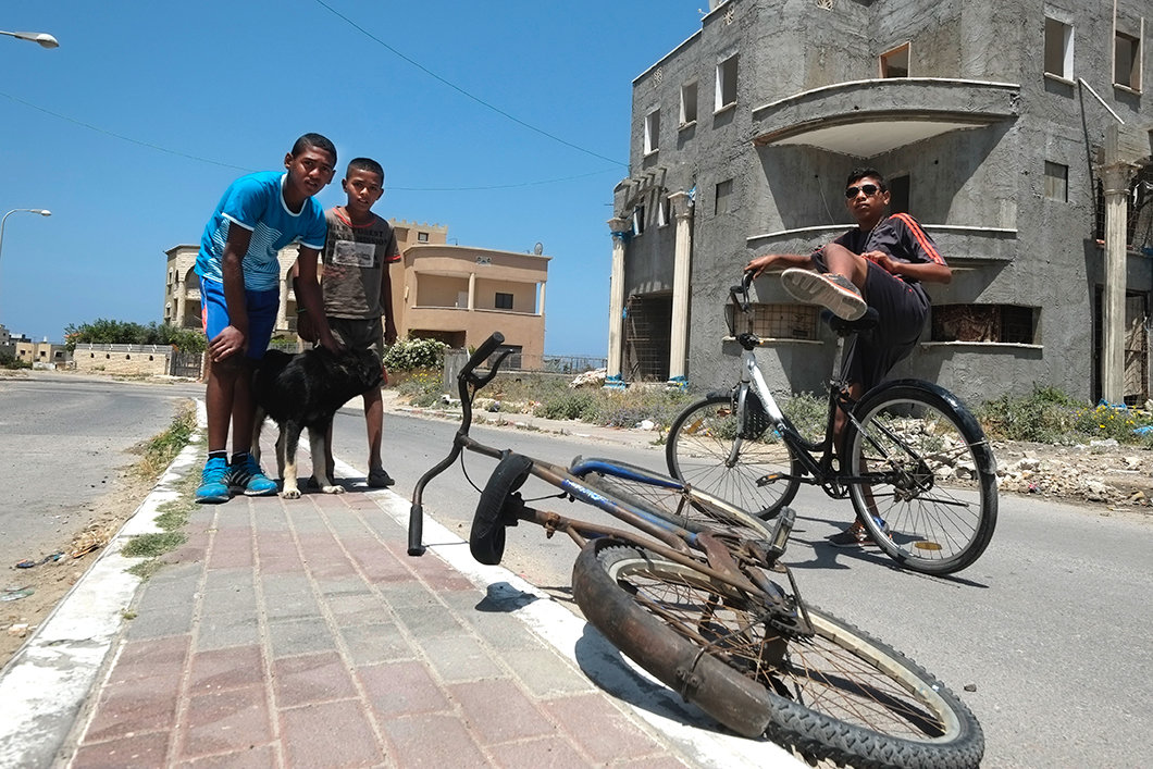 Jungs miot Rädern auf der Strasse in Jisr az-Zarqa (Foto: Eddie Gerald / Alamy Stock Photo)