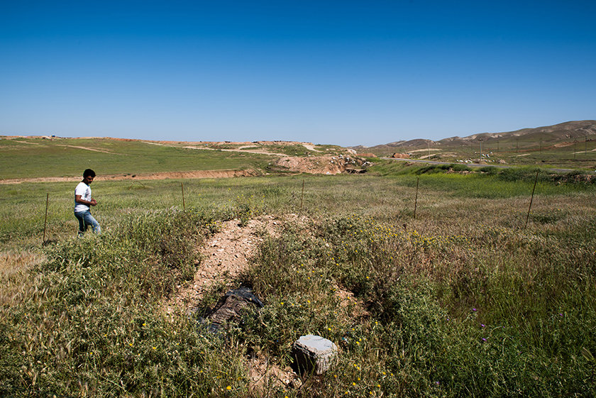 Idriss Ayl Ein junger Mann in einer Landschaft im Irak (Foto: Chris Grodotzki)