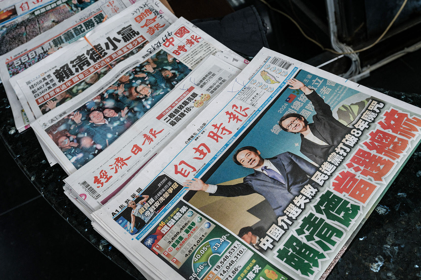 Lokale Zeitungen verkünden den Sieg der regierenden Demokratischen Fortschrittspartei (DPP) (Foto: Yasuyoshi Chiba /AFP via Getty Images)