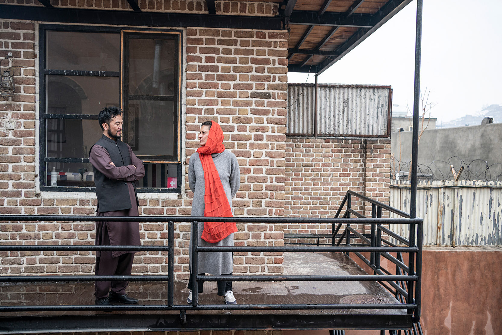 Ziauddin Bakhtyar und Hamida Aman auf der Terrasse Ziauddin Bakhtyar und Hamida Aman auf der Terrasse